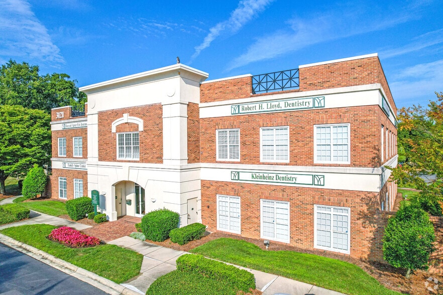 3121-Springbank-Ln-Charlotte-NC-Primary-Photo-1-Large